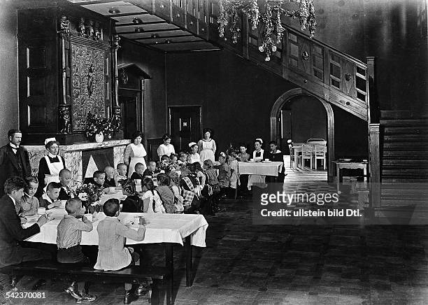 Erholungsheim für tuberkulöse Kinder im Schloss Wandsdorf bei Spandau 1920