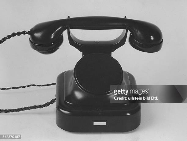 Telefonapparat aus schwarzem Kunststoff mit verdeckter Wählscheibe- vermutl. 1930er Jahre