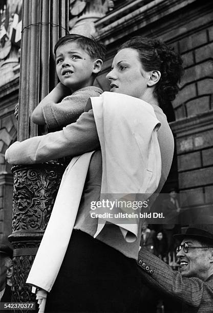 Serie: Wie ist die Französin?Junge französische Mutter mit ihrem Kindals Zuschauerin bei der Parade zum 14.Juli- 1938Erschienen in BIZ...