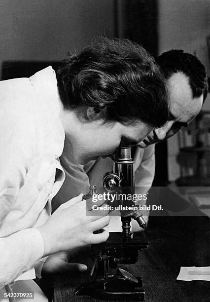 Ärztin am Mikroskop- 1935