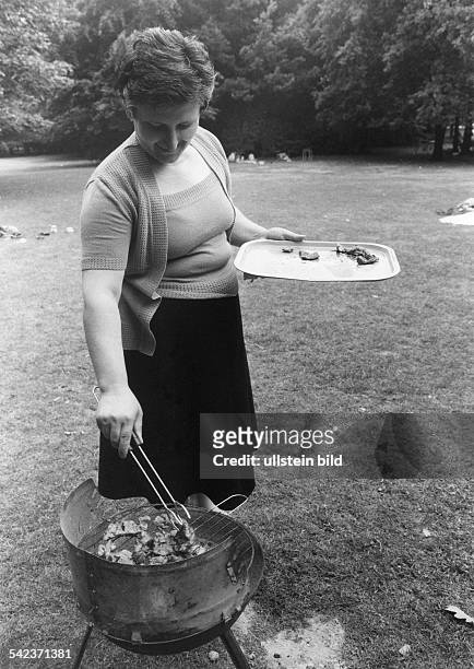 Frau beim Grillen im TiergartenBerlin 1983