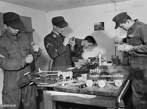 Soldaten vom Fliegerhorst Ütersen basteln Weihnachtsgeschenke für bedürftige Kinder in Pinneberg- 1958