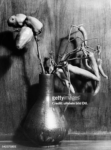 Paprikaschoten und Cayenne-Pfefferin einer Vase.1934