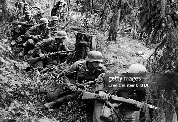 Zweiter Weltkrieg, Russlandfeldzug 1941 - Ostfront'Unternehmen Barbarossa'Deutscher Angriff auf die Sowjetunion ab - Infanteristen noerdlich von Luga...