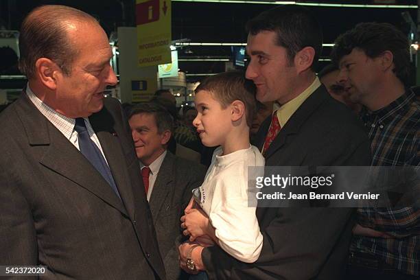 Jacques Chirac saluant un enfant.