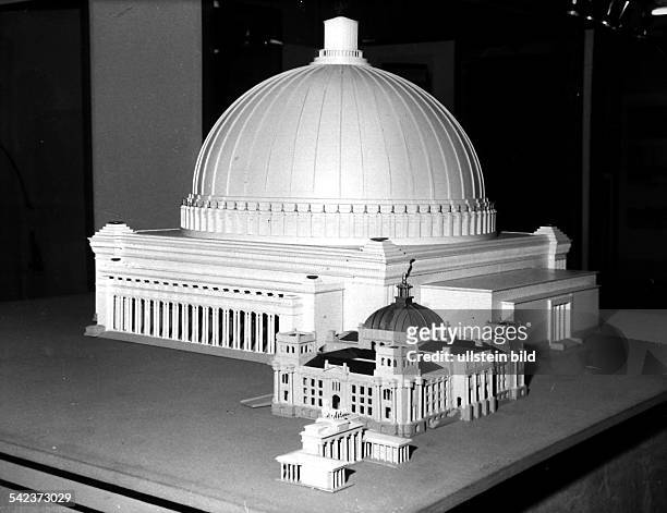 Modell der von Albert Speer 1939konzipierten 'Grossen Halle',die auf dem Königsplatz vor demReichstag gebaut werden sollte