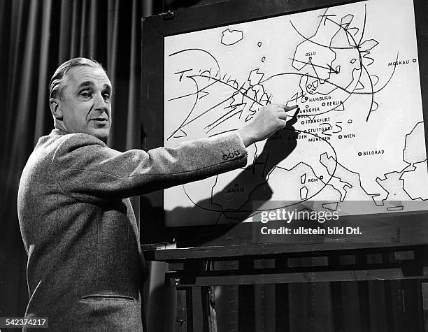Meteorologe Dr. Roediger an der "Wetterkarte", die dreimal wöchentlicherscheint.1957