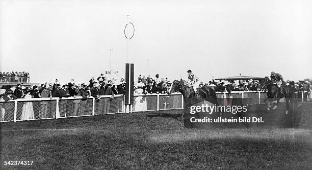 Derby in Hamburg 1912.'Gulliver II.' auf der Ziellinie.