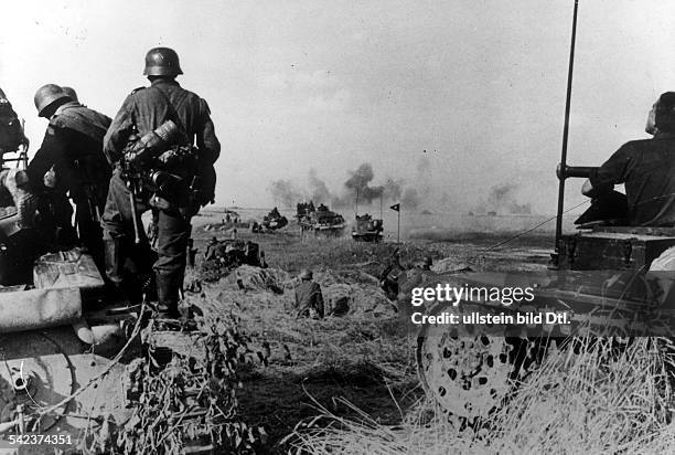Durch Pak geschützte deutsche Panzer aufdem Vormarsch in den Kaukasus- 1942