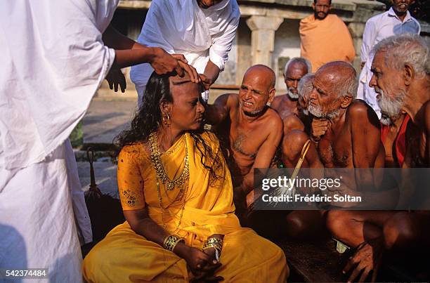 Nirmala comes to Sravanabelagola, a great centre for Jain culture, to enter the Digambara community. For three days, she follows the ritual of...