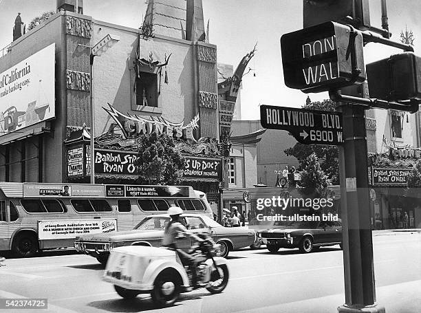 'Grauman's Chinese Theater': Das Premierenkino der amerikanischen Filmmetropole- vermutl. 1960er Jahre