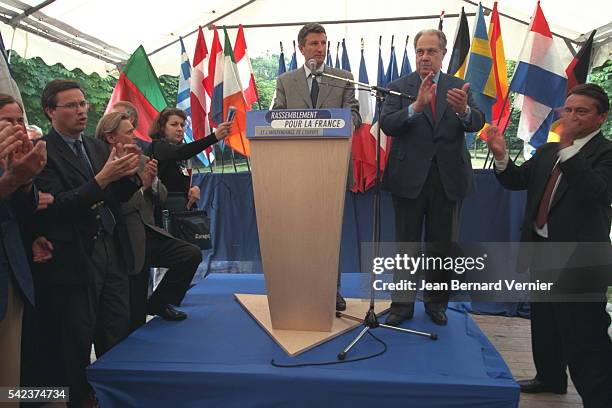 Philippe de Villiers and Charles Pasqua make a speech.