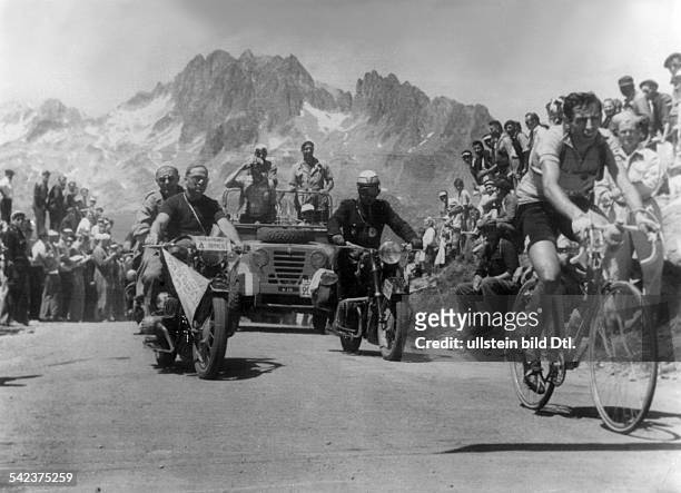 Fausto Coppi als Spitzenreiter auf dem Gipfel des "Croix de Fer" auf der 10. Etappe von Lausanne nach Alpe d'Huez - 1952