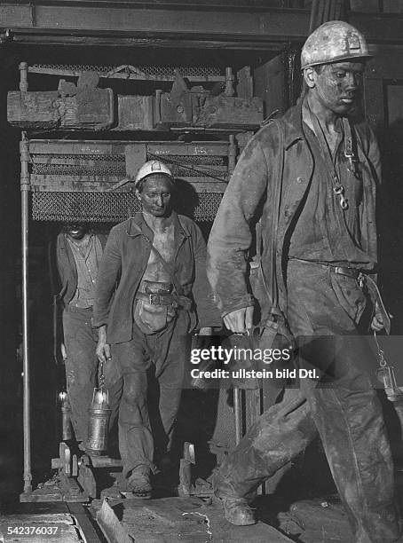 Bergarbeiter auf dem Weg zur Arbeit- 1959