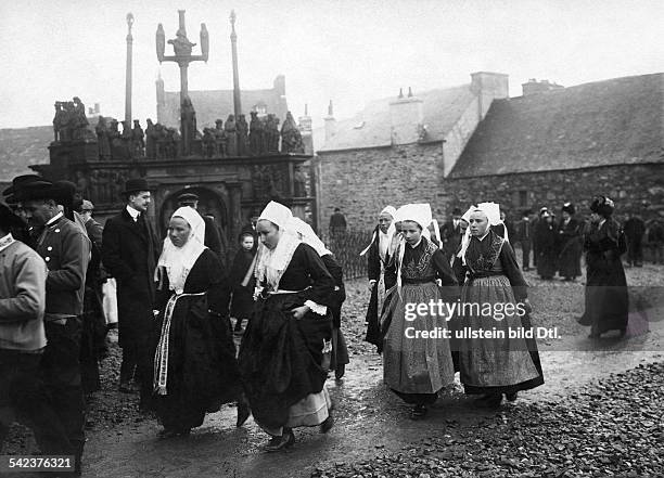 Massenhochzeit in Plougastel-Daoulas:Junge Bräute auf dem Weg zur KircheFoto: M. Rol1912