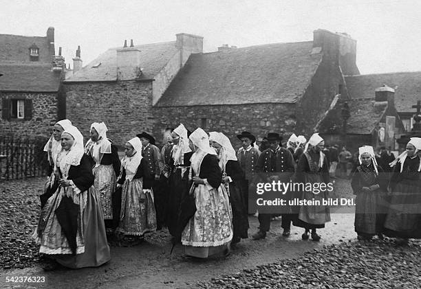 Massenhochzeit in Plougastel-Daoulas,Bretagne: Eine Gruppe von Bräuten undBräutigamen auf dem Weg zur Kirche.1912Foto: M. Rol