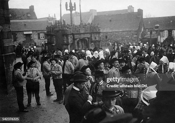 Massenhochzeit in Plougastel-Daoulas,Bretagne: Die jungen Bräutigame auf demKirchplatz vor der Trauungszeremonie.Januar 1910Foto: M. Rol