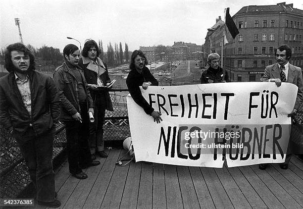 Demonstration an der Berliner Mauer, Bernauer Strasse, für die Freilassung Nico Hübners: Demonstranten befestigen ein Transparent am Beobachtungsturm