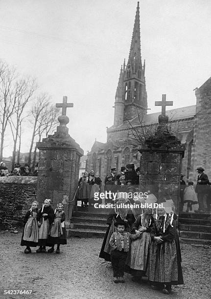 Mass wedding in Plougastel-Daoulas, Bretagne: the square in front of the church during the blessing of the couples- about 1910 - photographer: M. Rol