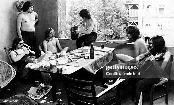 Junge Leute in einer Wohngemeinschaft, WG- 1972