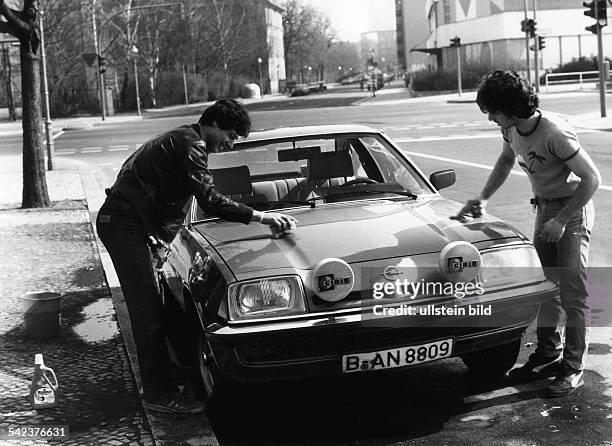 Zwei junge Männer polieren ihr Auto 1984