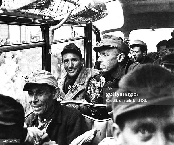 Russlandheimkehrer im Bus bei ihrer Ankunft in Friedland- 1959