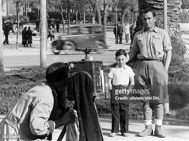 Ein Kriegsheimkehrer lässt sich mit seinem Sohn fotografieren- 1939Foto: Hanns Hubmann