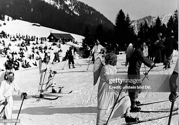 Fasching auf der Fürstalm:Skifahrer als Engel verkleideterschienen Bazar 4/1936Fotograf: Hanns Hubmann