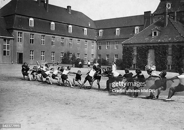 Sportunterricht in der Schule, Schülerinnen beim Tauziehen1927