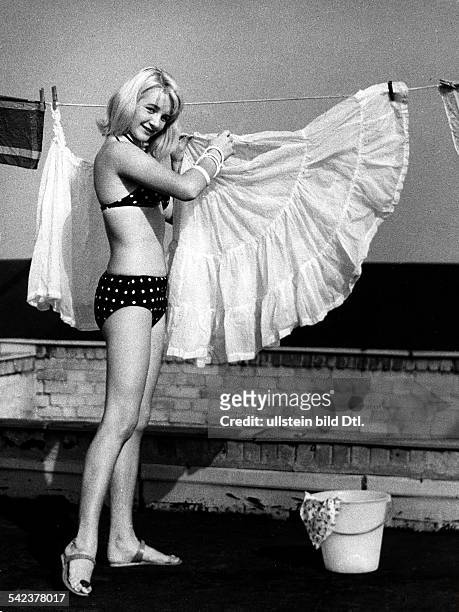 Der Petticoat wird auf die Wäscheleine gehängt.1958