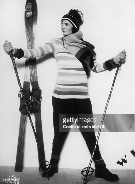 Fashion pictures Ski outfit: black norwegian style trousers with banded sweater - 1929 - Photographer: d'Ora - Vintage property of ullstein bild