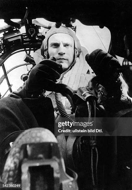 Ss Pilot 718 Wwii Plane Cockpit Stock Photos, High-Res Pictures, and Images ...