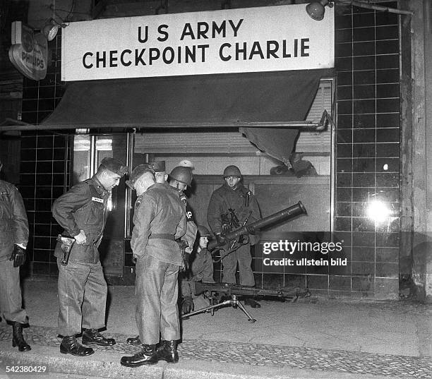 Chek Point Charlie 264 Checkpoint Charlie Berlin Germany 1960s Stock Photos, High-Res ...