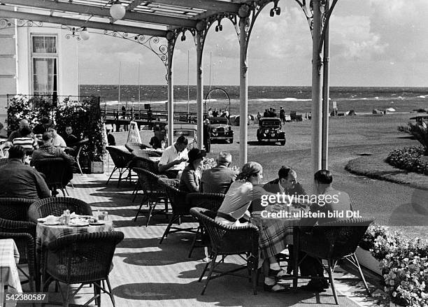 Sommerurlauber auf der Terrasse eines Restaurants an der Ostsee- 1939