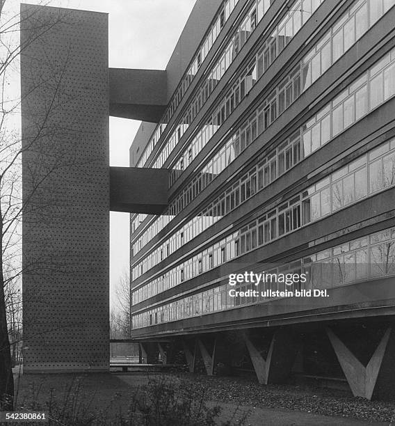 Modern housing estate Hansaviertel in Berlin - Tiergarten: residential house by Brazilian architect Oscar Niemeyer of 1957, on the left is the lift...