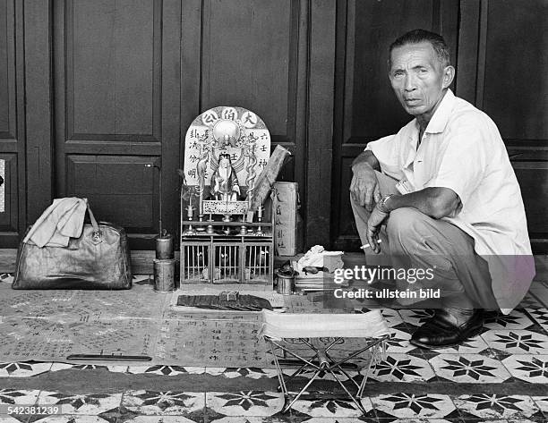Astrologe und Palmist, der auf demTrottoir seine Dienste anbietet- 1967