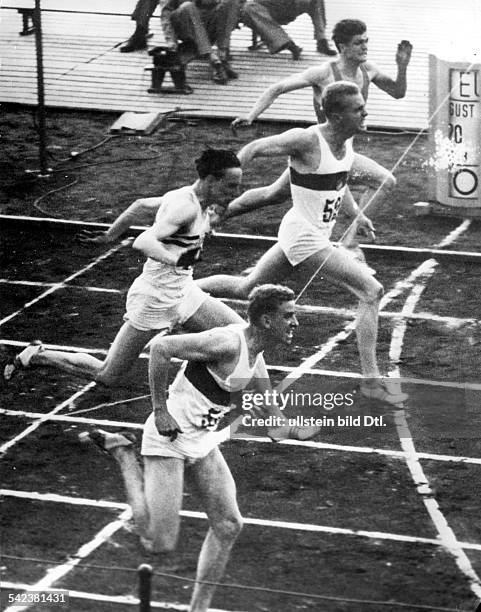 Leichtathletik-EuropameisterschaftenStockholm 1958Endlauf der Männer über 100 mSieger Armin Hary vor Manfred Germar.Peter Redford und Josseline...