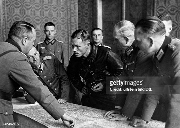 Invasion of Poland 01.09-:German and Soviet military units meet at Brest-Litowsk: Soviet political commisssioner and german officers in debate.