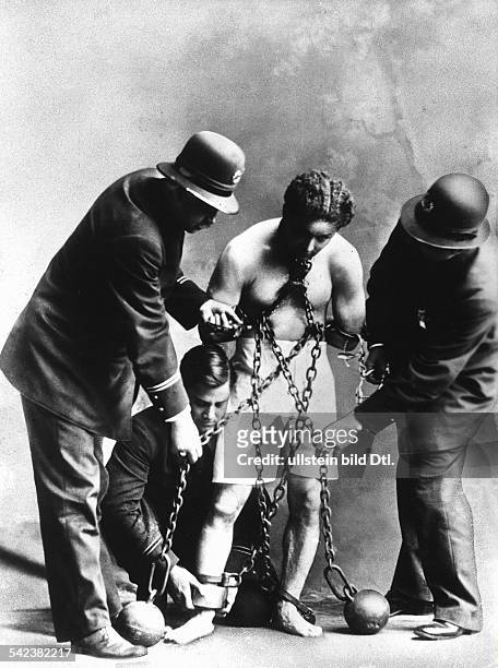 Harry Houdini*24.03.1874-+eigentlich: Erich Weisz Entfesslungskünstler, Zauberkünstler, Ungarn/USAbei einem Entfesselungstrickundatiert