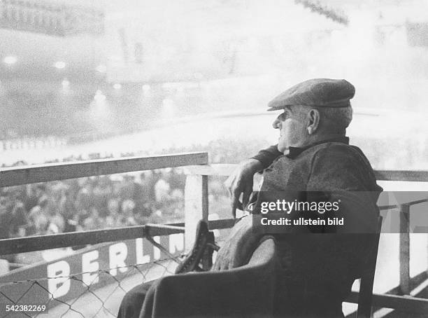 1964Reinhold 'Krücke' Habischbeim Radrennen im Sportpalasterschienen zum 75. Geburtstag- 1964