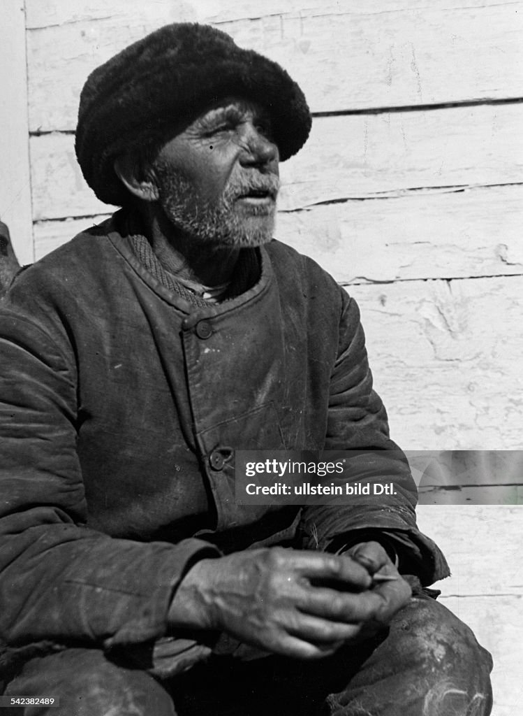 Germany Free State Prussia East Prussia Province : Masuria: sitting fisherman - um 1934 Aufnahme: Friedrich Seidenstuecker - 1934 - Photographer: Seidenstuecker - Vintage property of ullstein bild