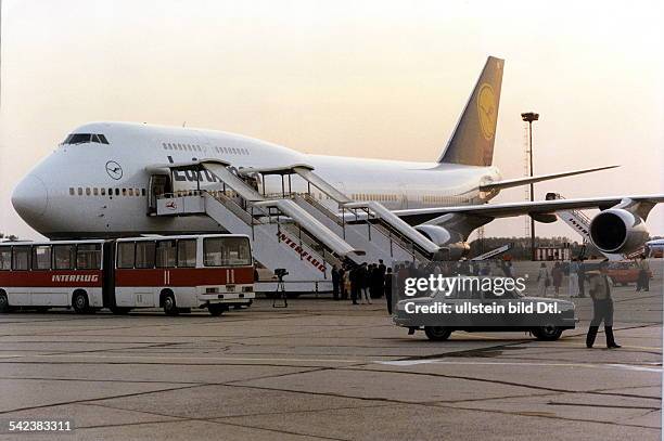 Erste Landung eines Flugzeugs derLufthansa in Berlin - Schönefeld seit1945:Die Boeing 747 - 400 bringt Kinder ausTschernobyl, die sich in der DDR...