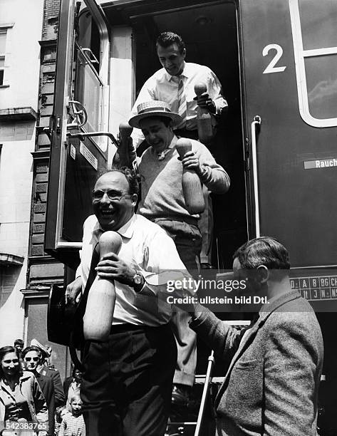 Fröhliche Kegelpartie:von oben Gustav 'Bubi' Scholz, WolfgangGruner und Walter Gross- Himmelfahrt 1957