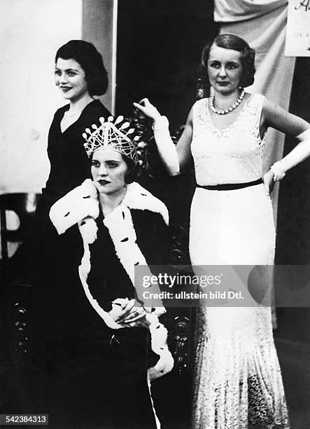 Wahl der Modekönigin 1931: Erster Platzfür Irma Bibernell , zweiterPlatz für Uschi Köpp , dritter Platzfür Charlotte Schulz