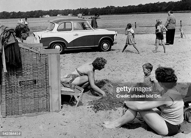 Automobile DDR: Ein 'Trabant' am Strand- 1958
