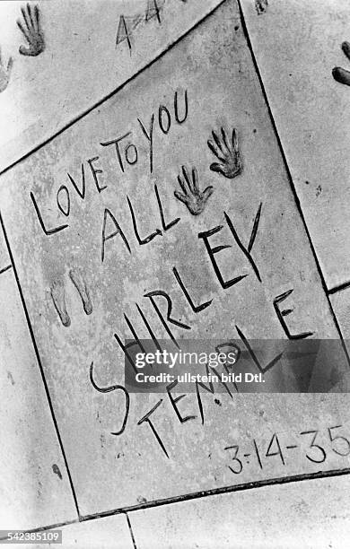 Shirley Temples Hand- und Fussabdrücke vor Grauman's Chinese Theatre- vermutl. 1950er Jahre