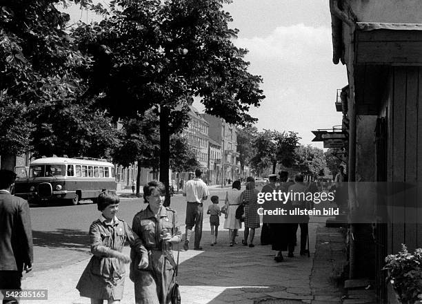 Polen, Masuria, Gizycko : Two polish girl scouts at Lycker Street. 1966