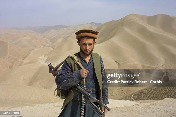 Soldat Tadjik de l'Alliance du Nord surveille le front au sommet d'une montagne en attendant l'offensive.