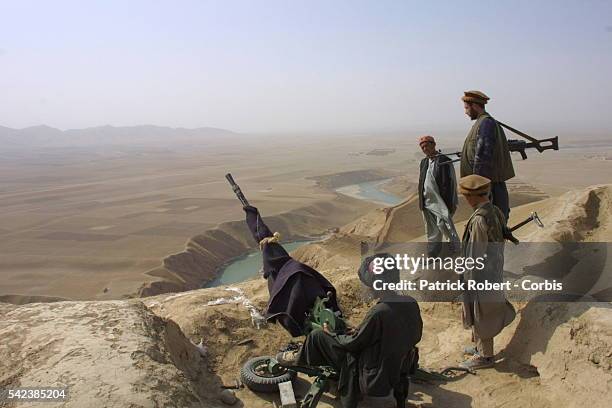 Des soldats de l'Alliance du Nord surveillent le front au sommet d'une montagne en attendant l'offensive.