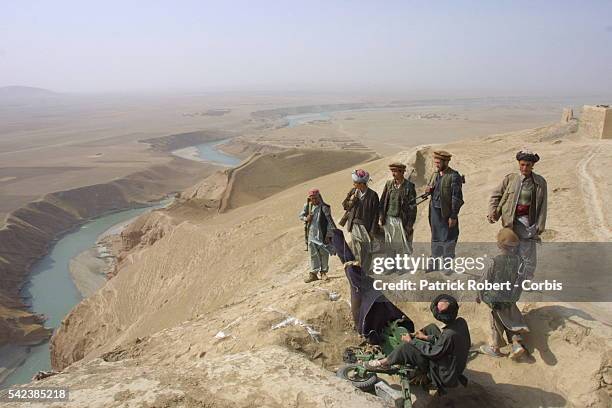 Des soldats de l'Alliance du Nord surveillent le front au sommet d'une montagne en attendant l'offensive.